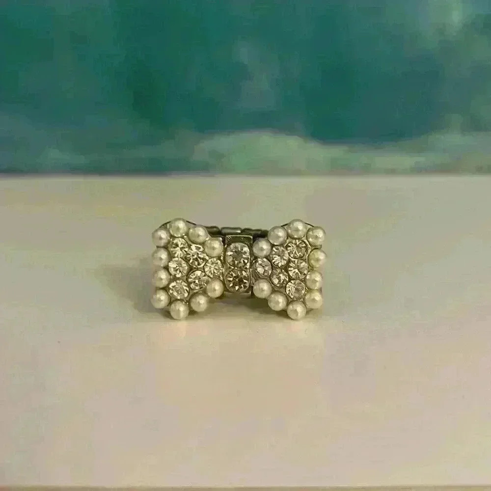 🐳 Crystal and Pearl White Bow Tie Stretch Ring - Picture 6 of 9
